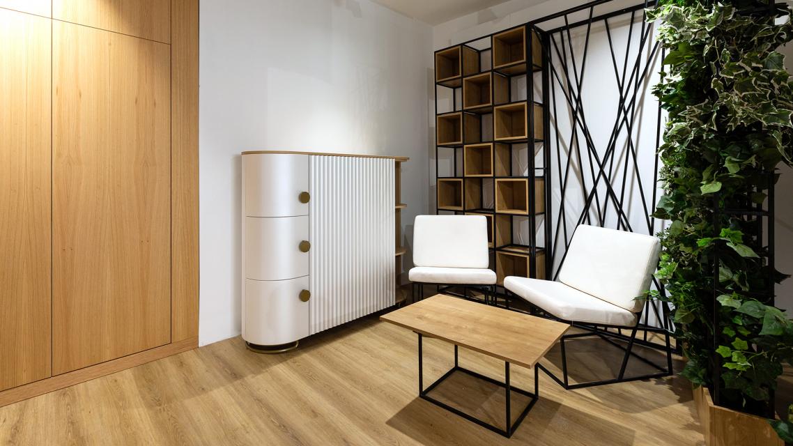 Die individuell gestaltete T-DESIGN Kommode fügt sich harmonisch in dieses moderne Interior ein. Gefräste Fronten, natürliche Eichendetails und dezente Farben verleihen ihr eine elegante Ausstrahlung. Ergänzt wird das Ensemble durch Möbel der TorTer LOFT Kollektion, die ein stilvolles und funktionales Gesamtbild schaffen.