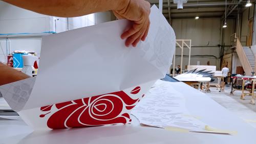 Unser Team bringt Vinylfolien, Plexiglaselemente und andere gedruckte Grafiken präzise an – sowohl auf im Werk fertiggestellte Elemente als auch direkt vor Ort.