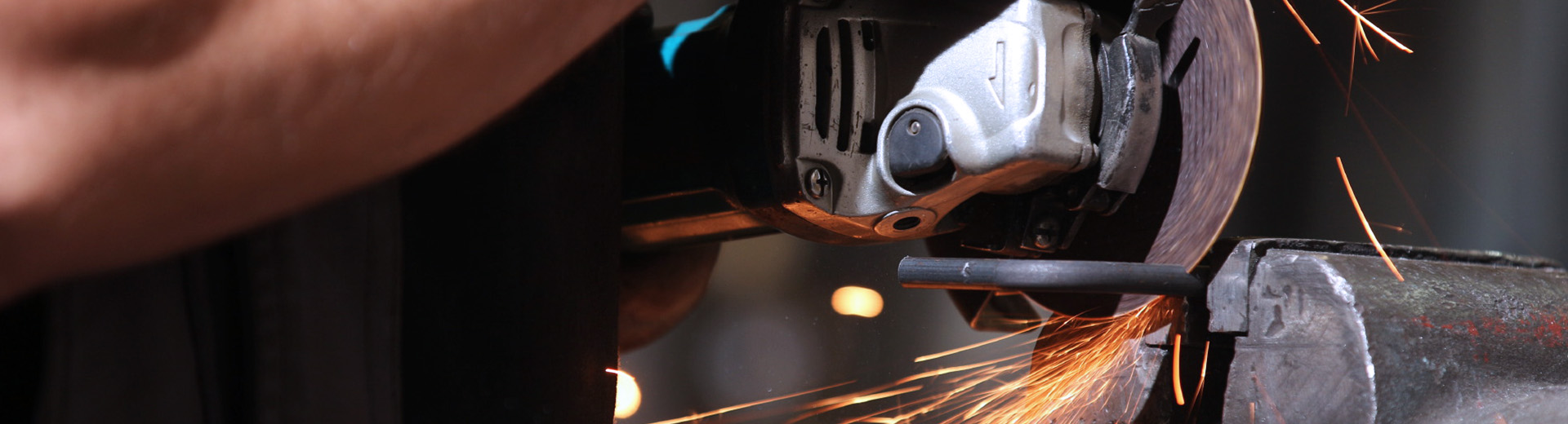 Unsere Schlosser sorgen für die präzise Ausführung von Metalltragkonstruktionen und individuellen Metallelementen.